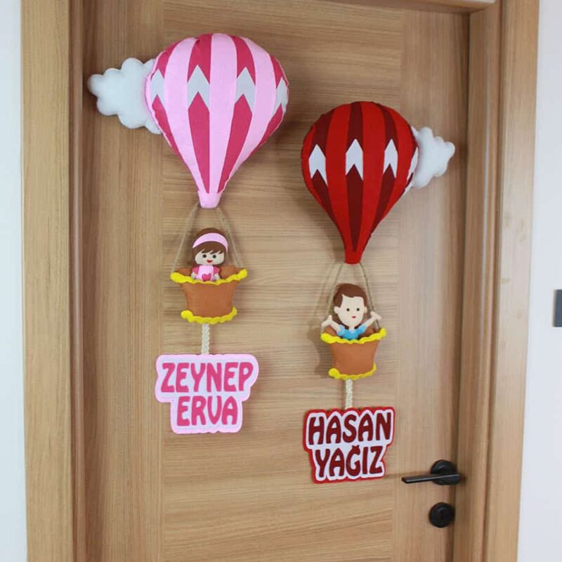 Zeynep Erva ve Hasan Yağız isimli Kardeşler Balonlu Kapı Süsü