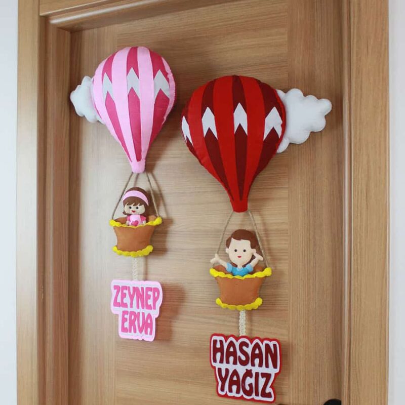 Zeynep Erva ve Hasan Yağız isimli Kardeşler Balonlu Kapı Süsü