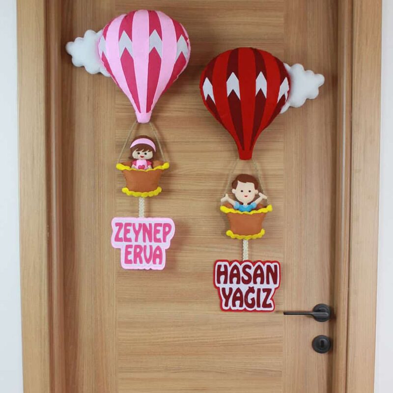 Zeynep Erva ve Hasan Yağız isimli Kardeşler Balonlu Kapı Süsü