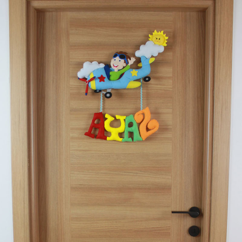 Bebeğinizin odasına özel Ayaz isimli Pilot Bebek Kapı Süsü! Eğlenceli, keçe ve el yapımı tasarım. Renkli Hayallerim'de hemen incele ve sipariş ver.