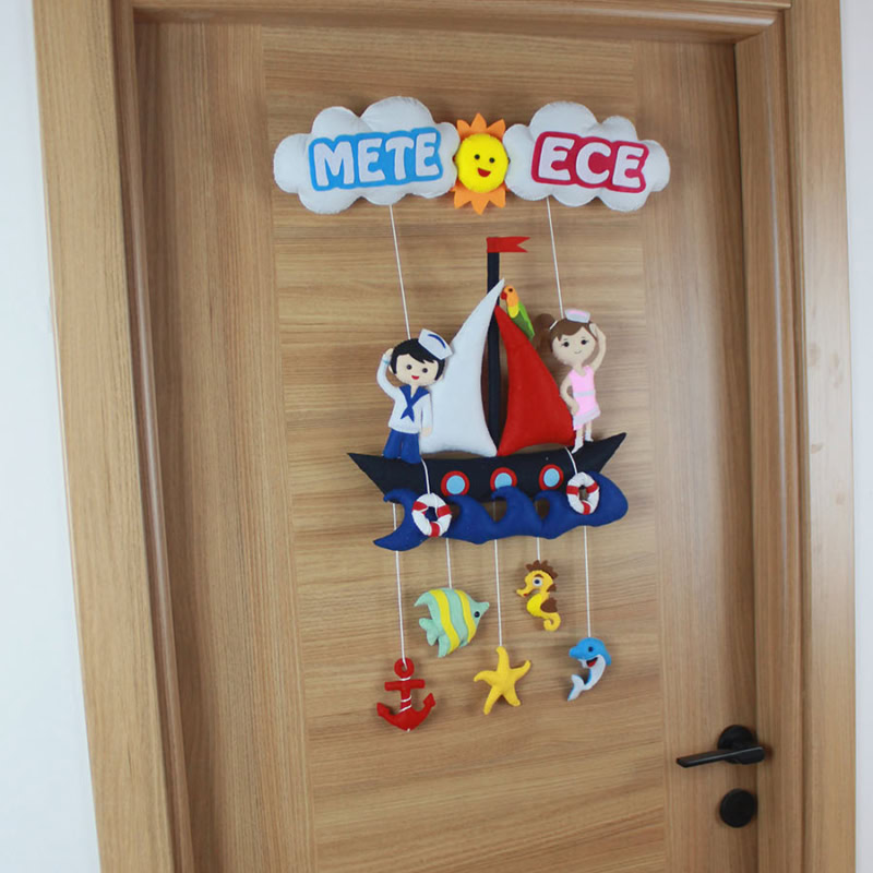 Mete Ece ikiz bebek kapı süsü yakın çekim detayı - Keçe deniz hayvanları ve yelkenli figürü