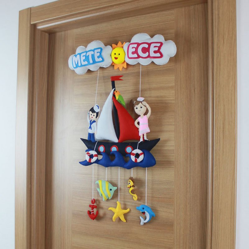 Mete Ece isimli denizci temalı ikiz kapı süsü - Kapı üzerinde hafif açılı genel görünüm