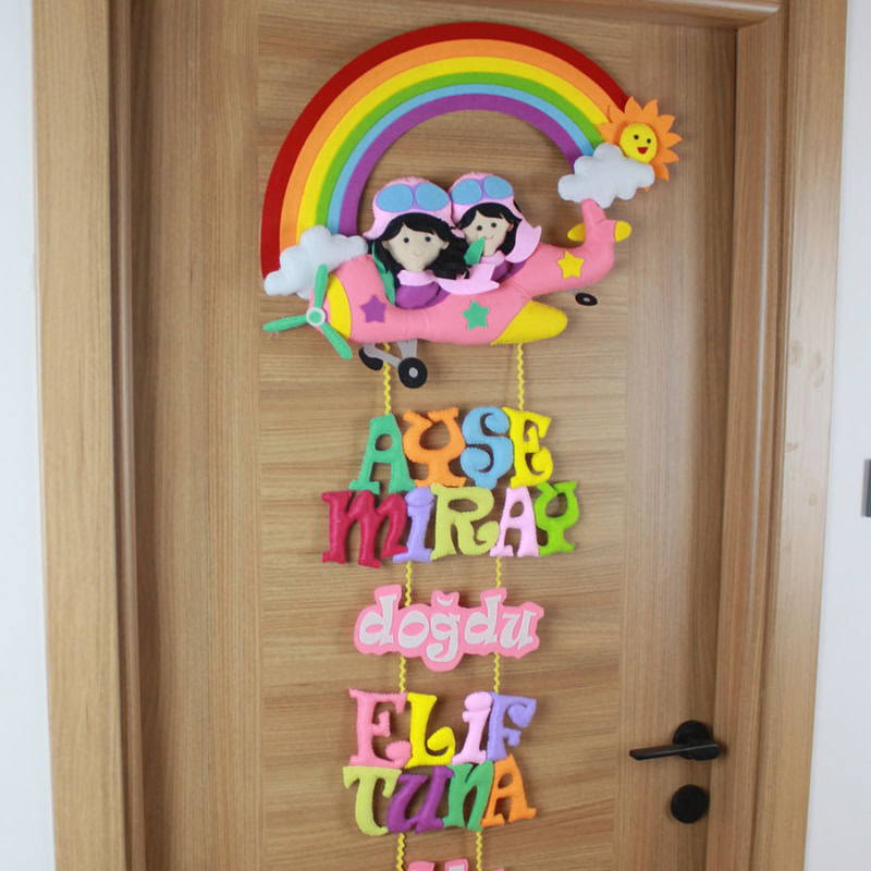 Kardeş temalı kişiselleştirilmiş keçe bebek kapı süsü, tam boy