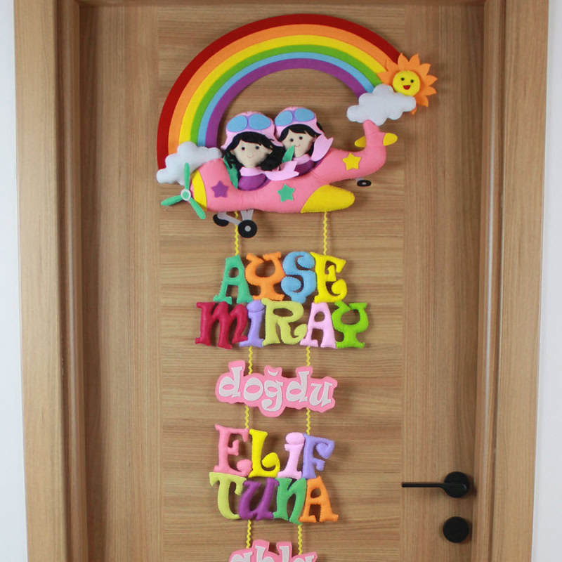 Ayşe Miray Elif Tuna isimli pilot kardeş keçe kapı süsü, gökkuşağı