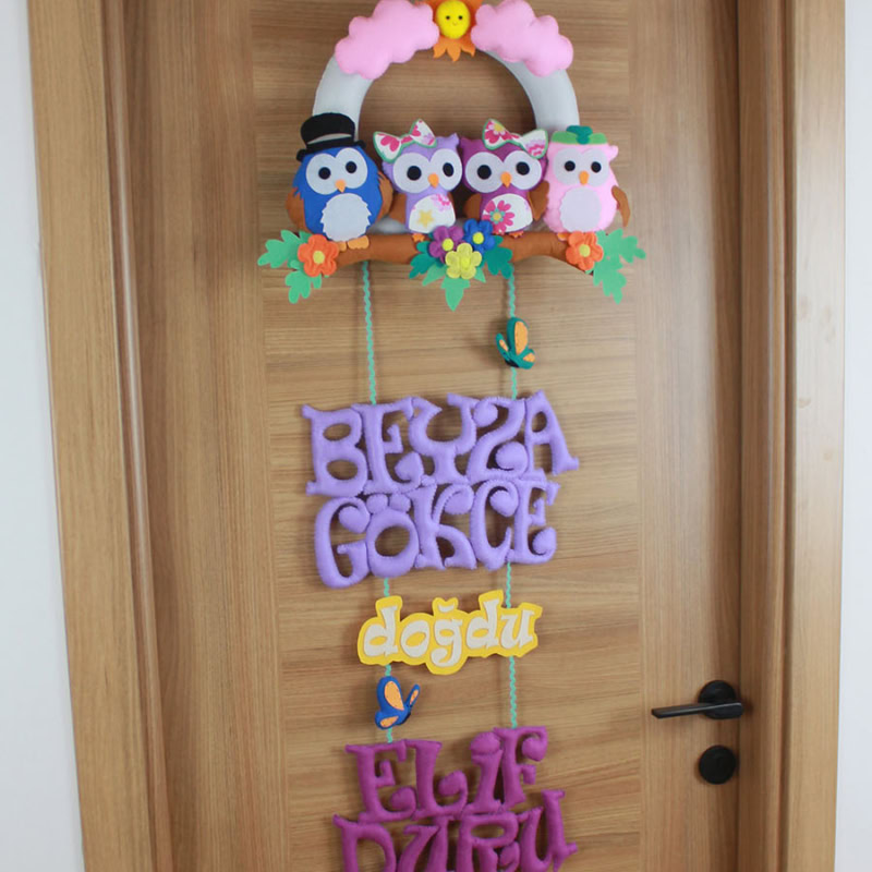 Kardeş temalı bebek kapı süsü ve üst kemer detayı