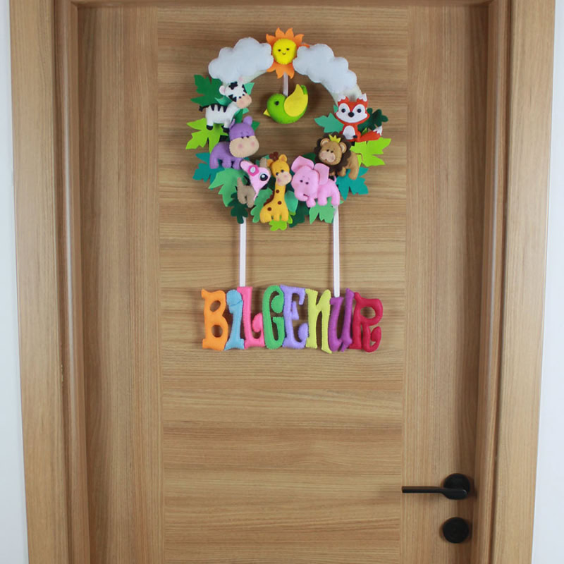 Bilgenur isimli safari temalı keçe bebek kapı süsü, tam görünüm