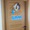 Mavi ve beyaz keçe Burak yazısı ve asılı duruşu