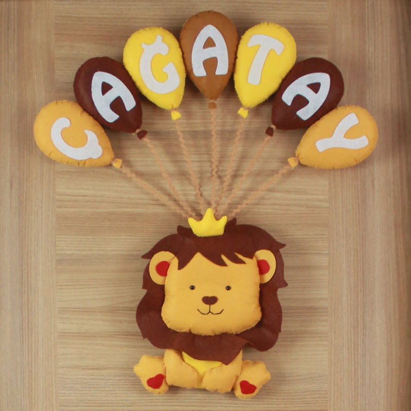 Yakın çekim: Keçe aslan figürü ve altın taç detayı