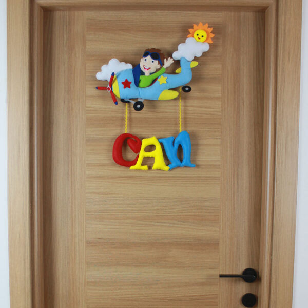 Can isimli pilot temalı keçe bebek kapı süsü, tam görünüm
