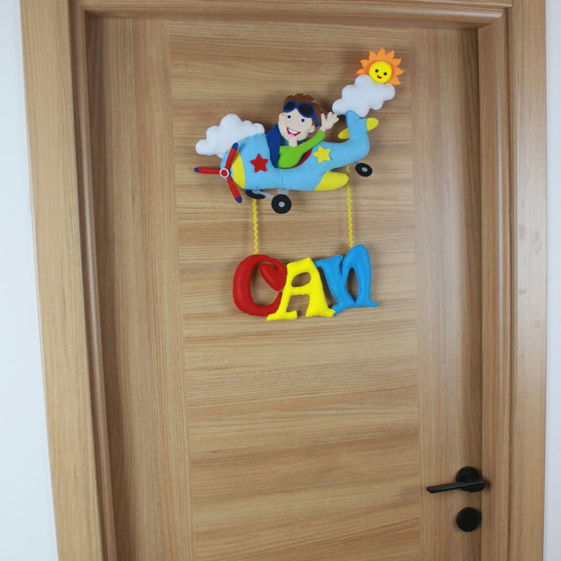 Rengarenk keçe Can yazısı ve asılı duruşu