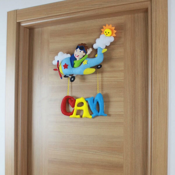 Bebek odası uçak temalı kapı süsü ve güneş/bulut detayları