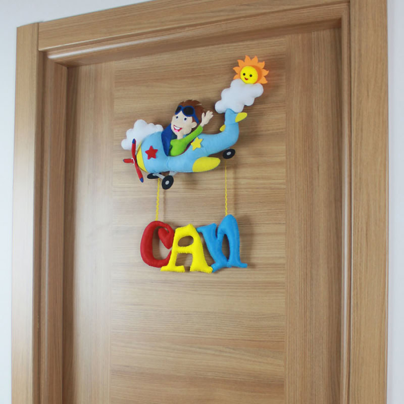 Bebek odası uçak temalı kapı süsü ve güneş/bulut detayları