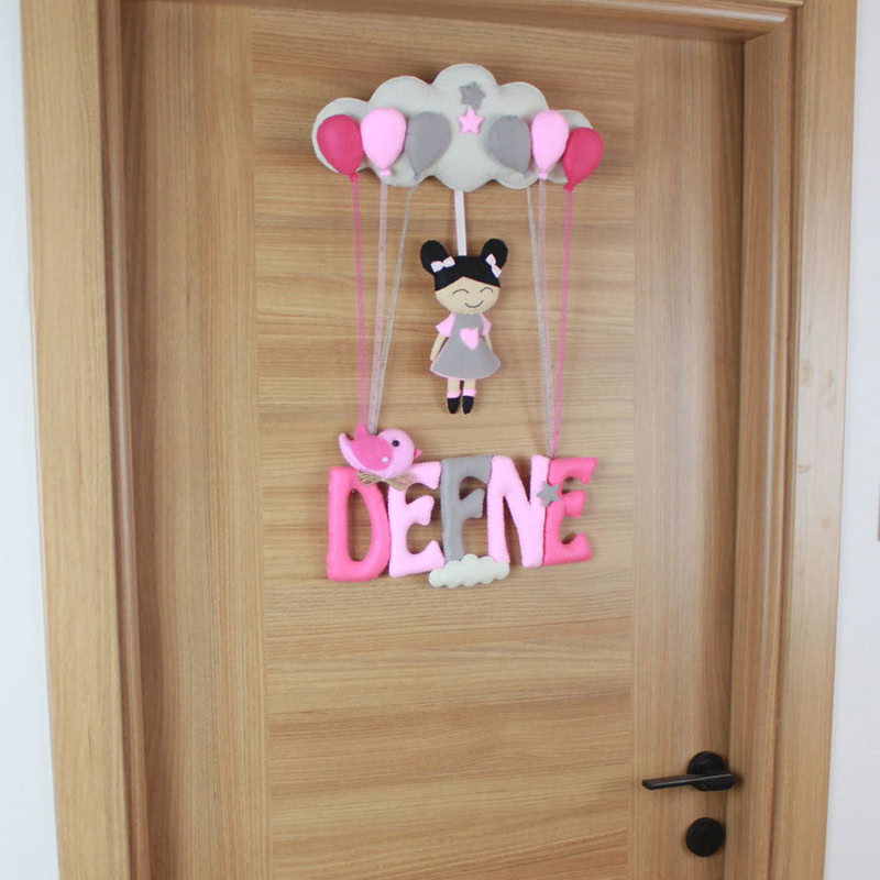 Pembe keçe Defne yazısı ve sallantılı asılış şekli