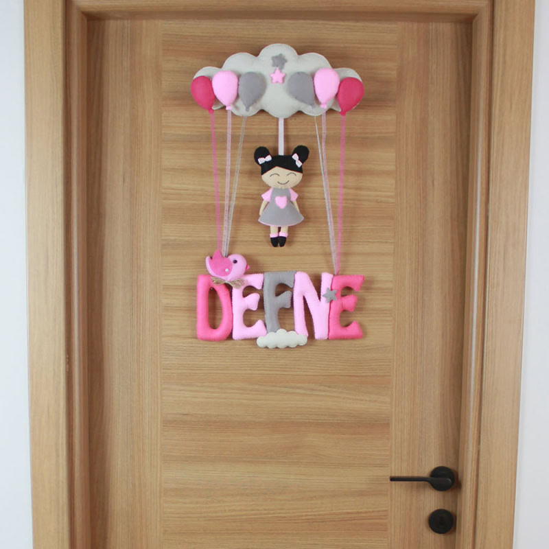 Defne isimli pembe gri keçe kız bebek kapı süsü, tam görünüm