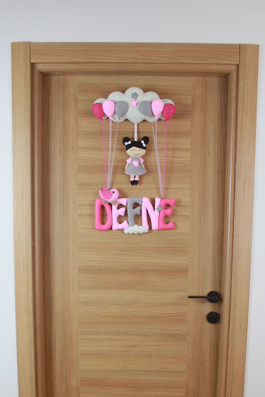Defne isimli pembe gri keçe kız bebek kapı süsü, tam görünüm