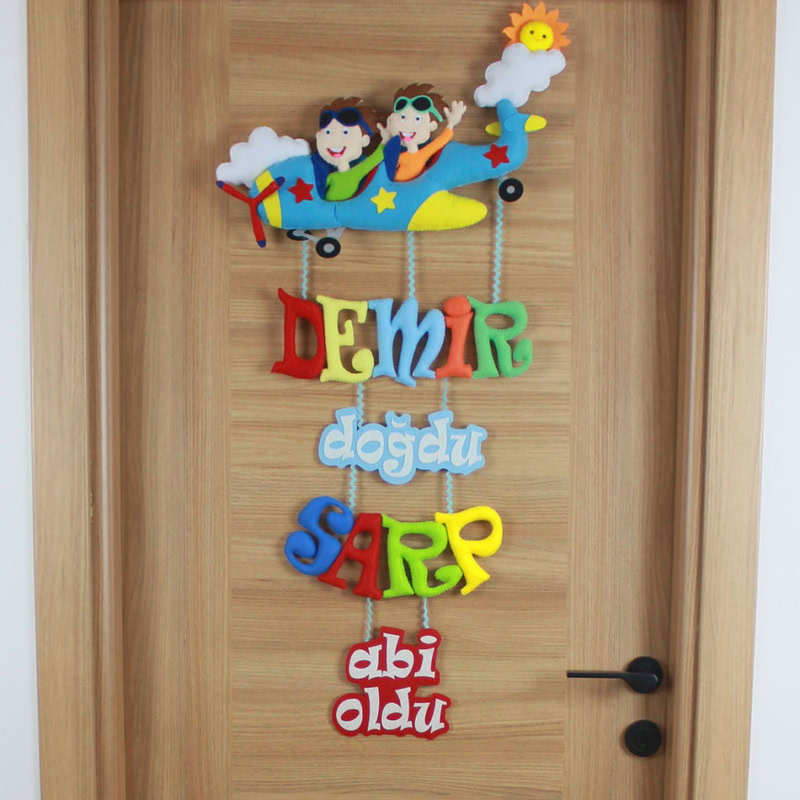 Demir Sarp isimli pilot kardeş keçe bebek kapı süsü, tam görünüm