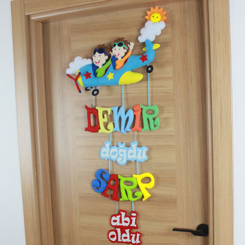 Kardeş pilot temalı bebek kapı süsü, asılış ve montaj detayı