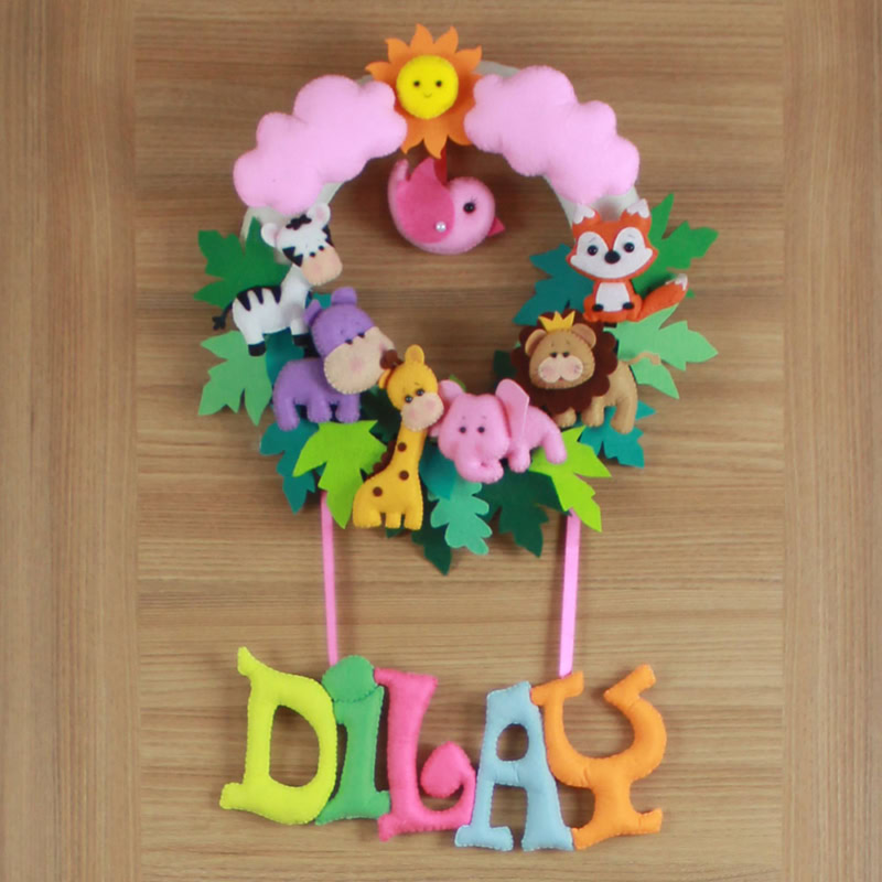 Yakın çekim: Keçe safari hayvan figürleri ve pembe çelenk detayı