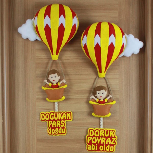 Yakın çekim: Doğukan Pars balon sepeti ve "doğdu" yazısı detayı