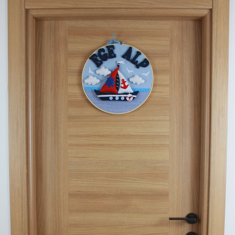 Ege Alp isimli denizci kasnak keçe bebek kapı süsü, tam görünüm