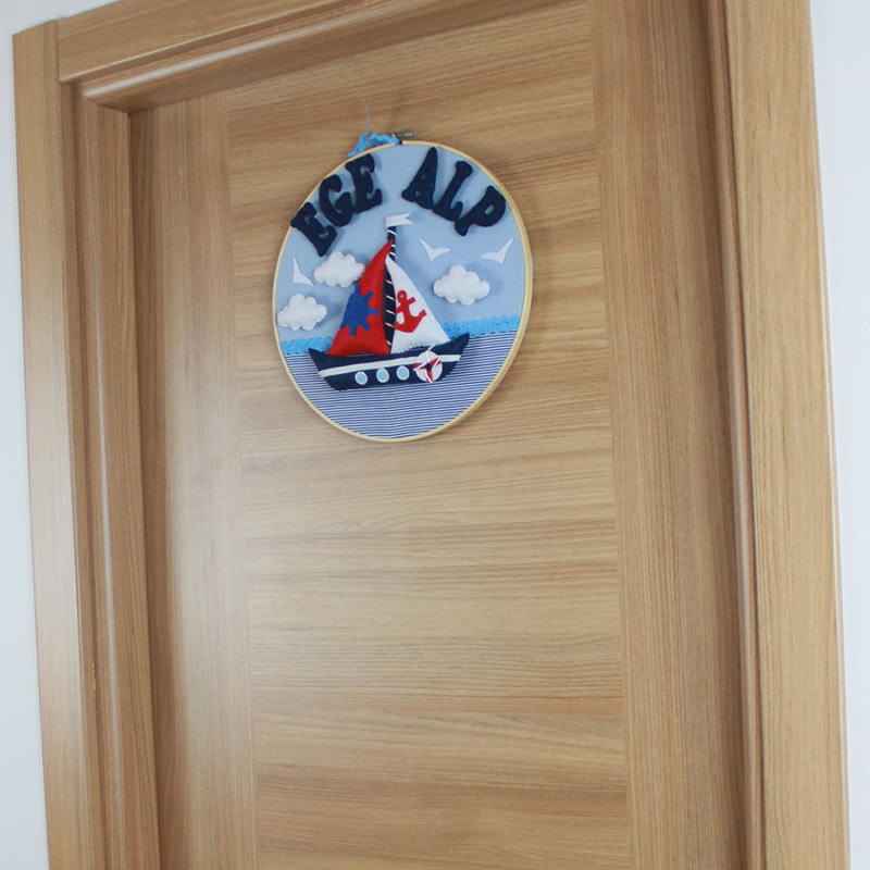 Denizci temalı kasnak kapı süsü, ahşap çerçeve ve asılış şekli