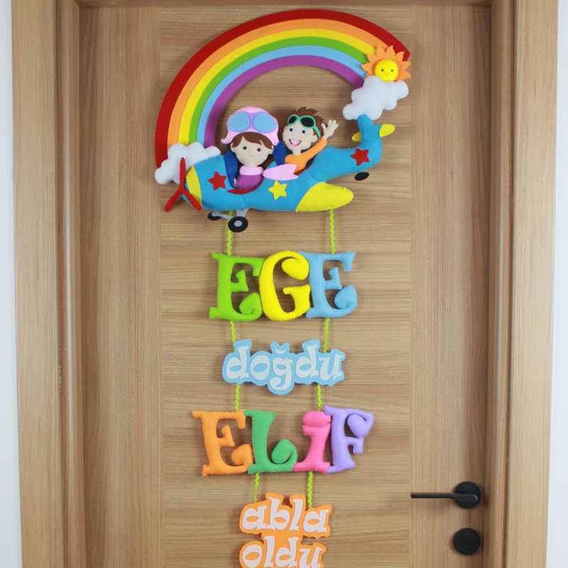 Ege ve Elif isimli gökkuşağı pilot kardeş keçe kapı süsü, tam görünüm