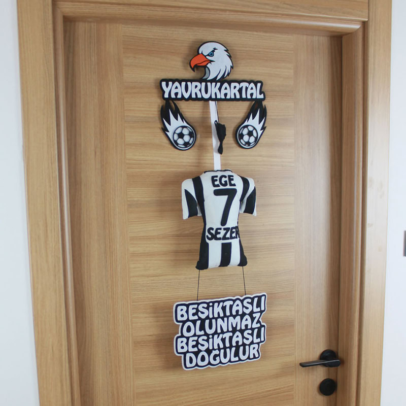 Yavrukartal başı ve siyah beyaz futbol topu detayları