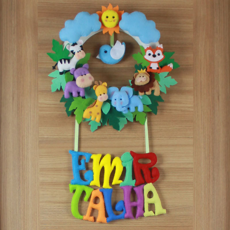 Yakın çekim: Keçe safari hayvan figürleri ve çelenk detayı