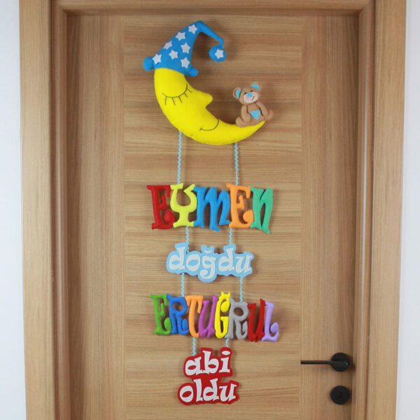 Yakın çekim: Uyku tulumlu Aydede ve ayıcık figürlü kapı süsü detayı