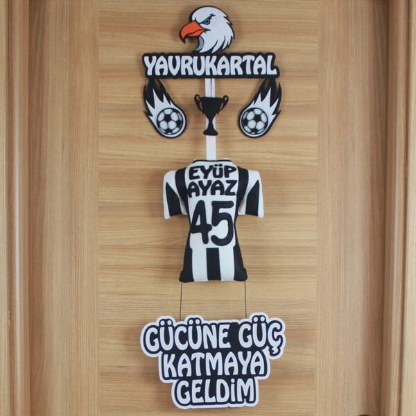 Yakın çekim: Yavrukartal figürü ve kupa detayları