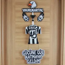 Yakın çekim: Yavrukartal figürü ve kupa detayları