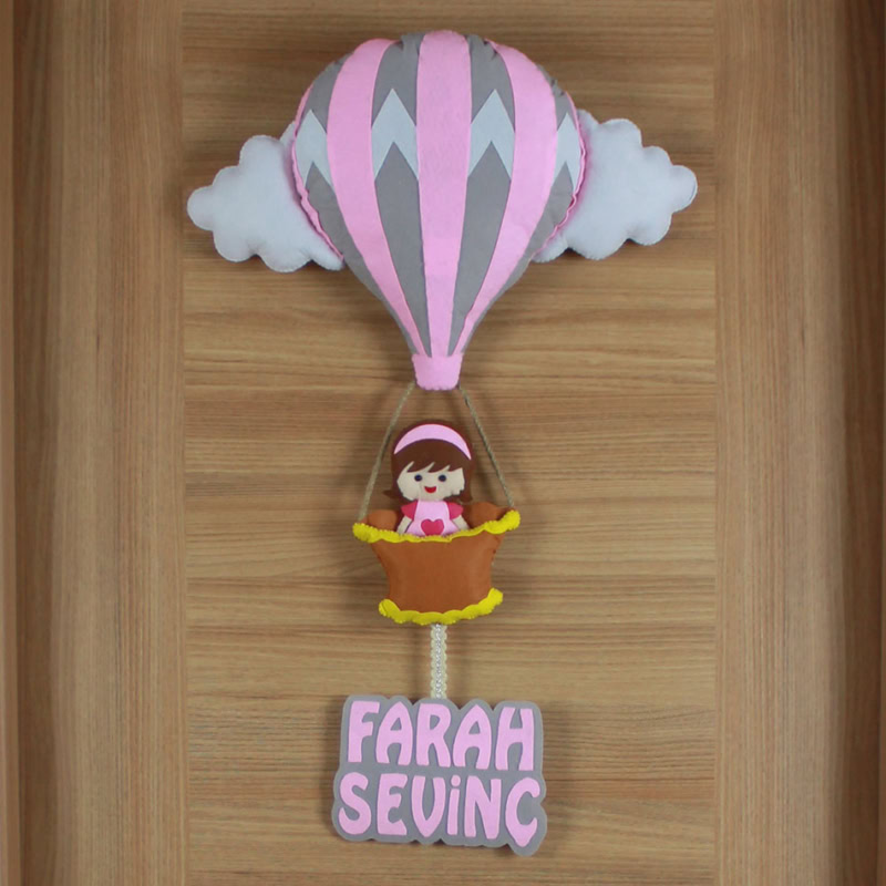 Yakın çekim: Pembe-gri sıcak hava balonu ve yumuşak bulutlar