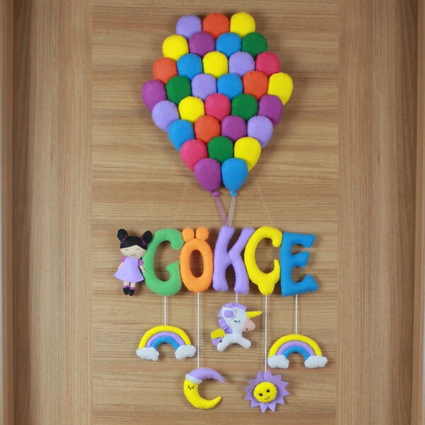 Yakın çekim: Rengarenk 3 boyutlu keçe balon buketi detayı