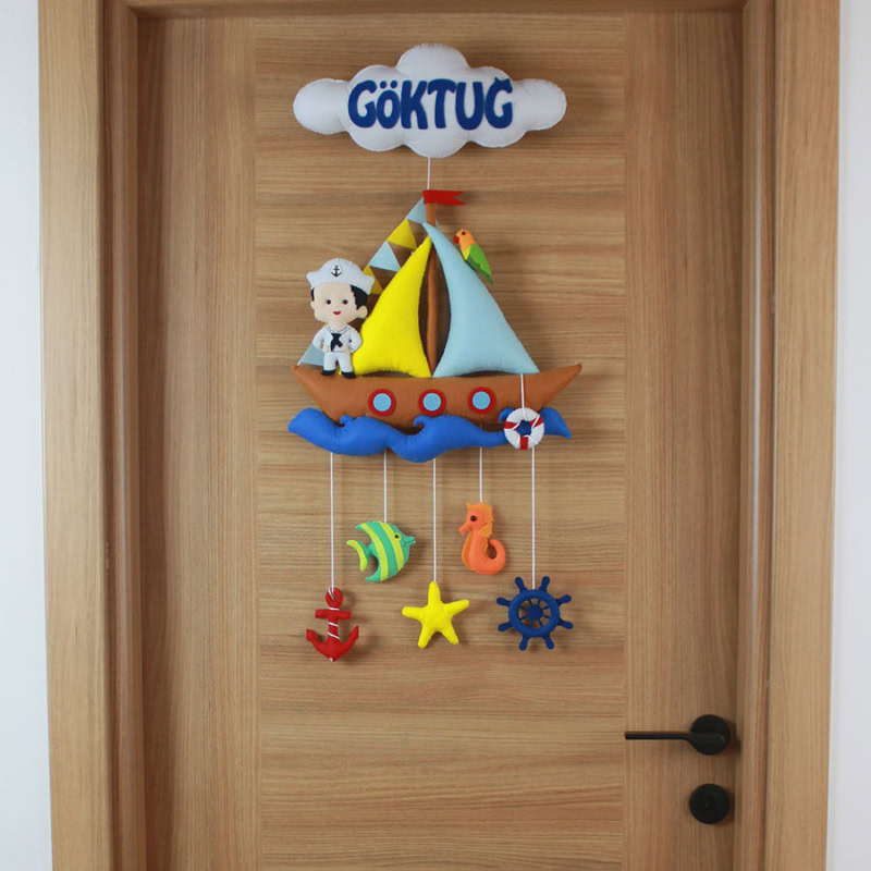 Göktuğ isimli Denizci bebek temalı keçe kapı süsü, tam görünüm