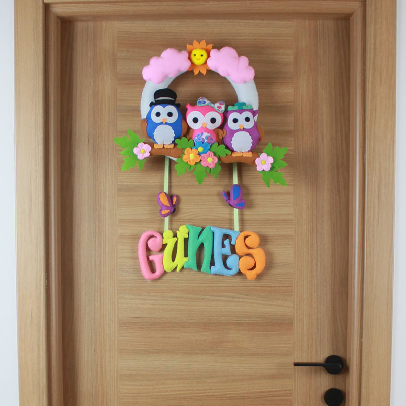 Güneş isimli Baykuş ailesi temalı keçe bebek kapı süsü, tam görünüm