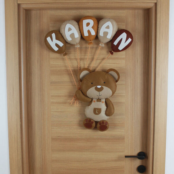 Karan isimli Balonlu Ayıcık keçe bebek kapı süsü, tam görünüm