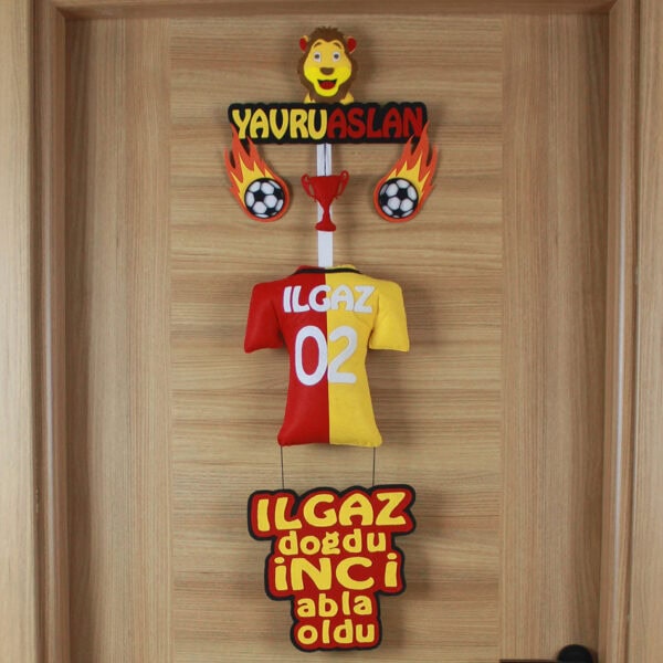 Yakın çekim: Aslan figürü, Yavruaslan yazısı ve kupa figürü detayı