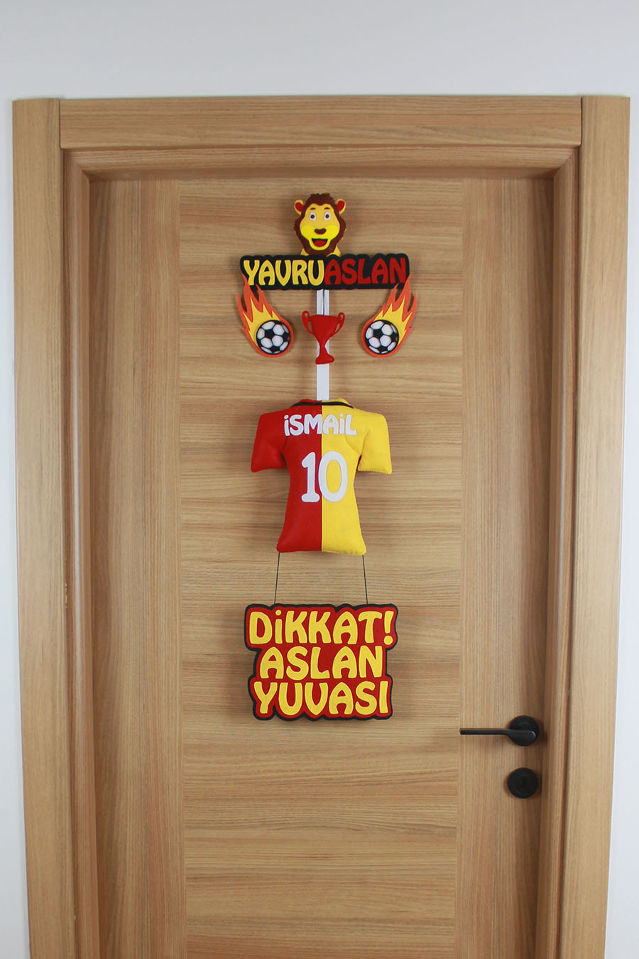 İsmail isimli Yavruaslan sarı kırmızı temalı keçe kapı süsü, tam görünüm