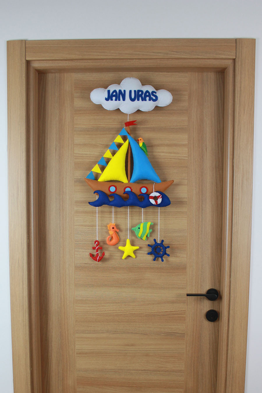 Jan Uras isimli Denizci bebek temalı keçe kapı süsü, tam görünüm