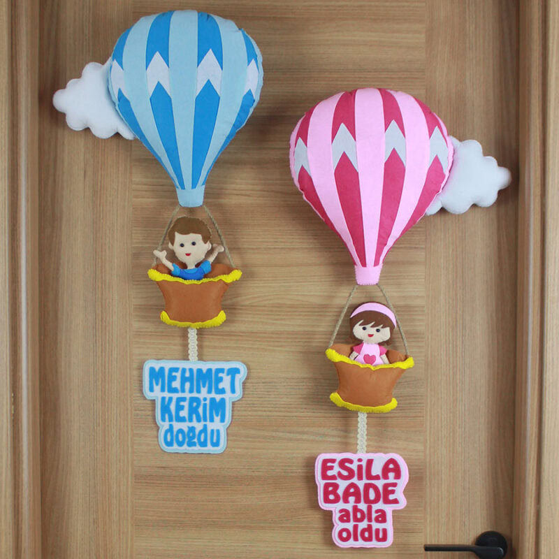 Yakın çekim: Mavi Balon, Mehmet Kerim Doğu panosu ve bebek figürü