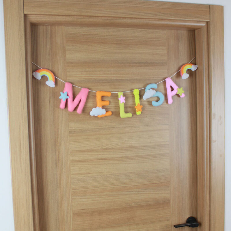 Kişiselleştirilmiş kız çocuk odası kapı isimliği, tam görünüm