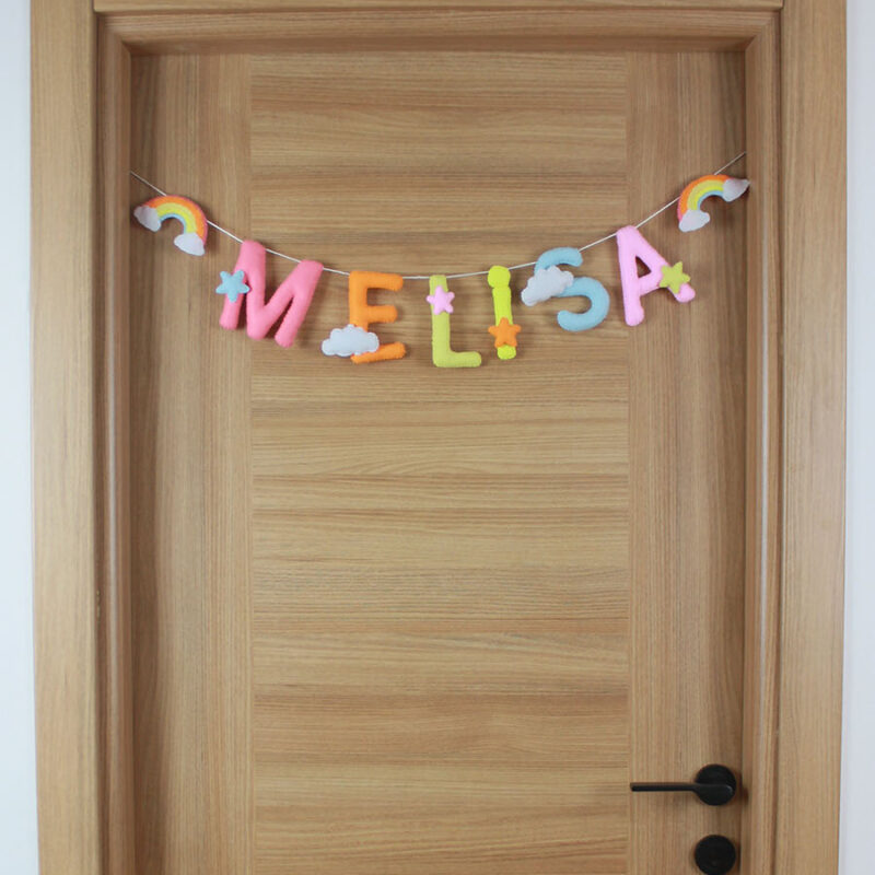 Melisa isimli gökkuşağı ve yıldız temalı keçe isimlik kapı süsü