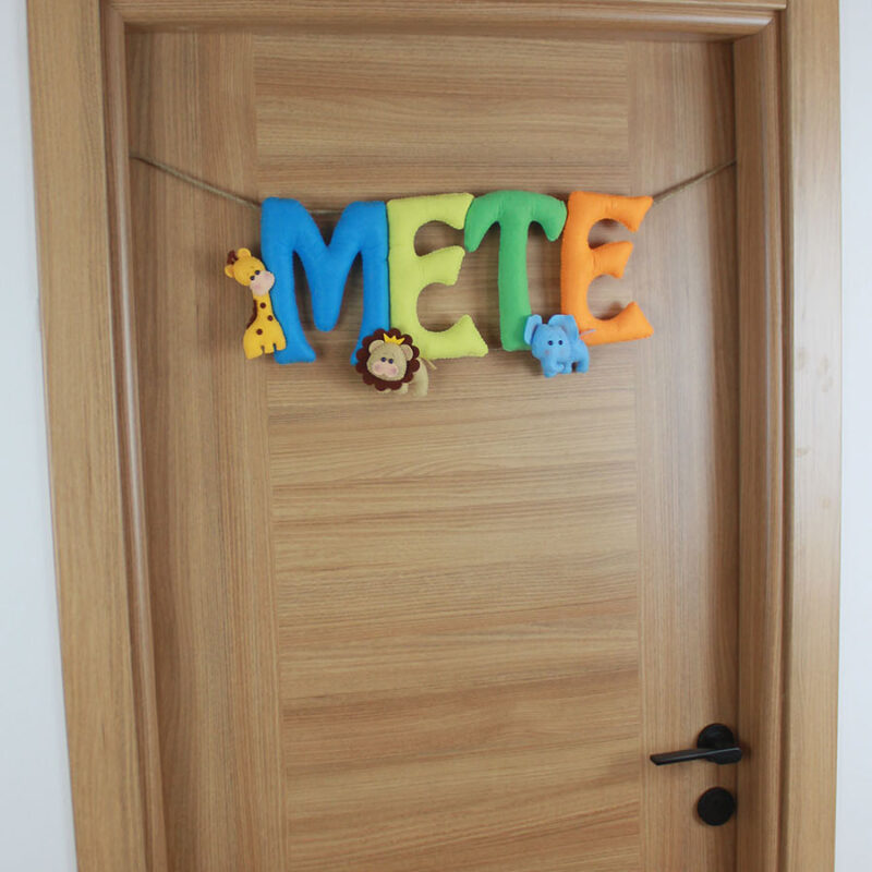El yapımı keçe bebek kapı süsü harf detayları