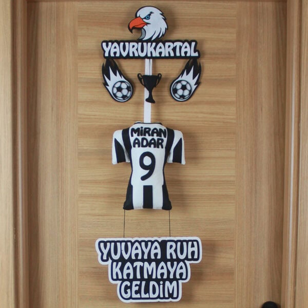 Yakın çekim: Yavrukartal figürü, kupa ve futbol topu detayları