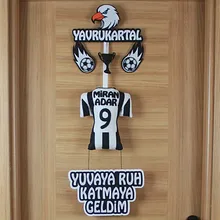 Yakın çekim: Yavrukartal figürü, kupa ve futbol topu detayları