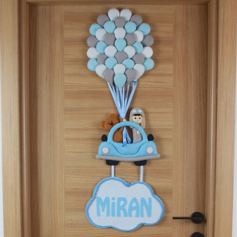 Yakın çekim: Vosvos araba, ayıcık ve bebek figürleri keçe detayları