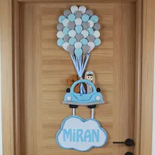 Yakın çekim: Vosvos araba, ayıcık ve bebek figürleri keçe detayları
