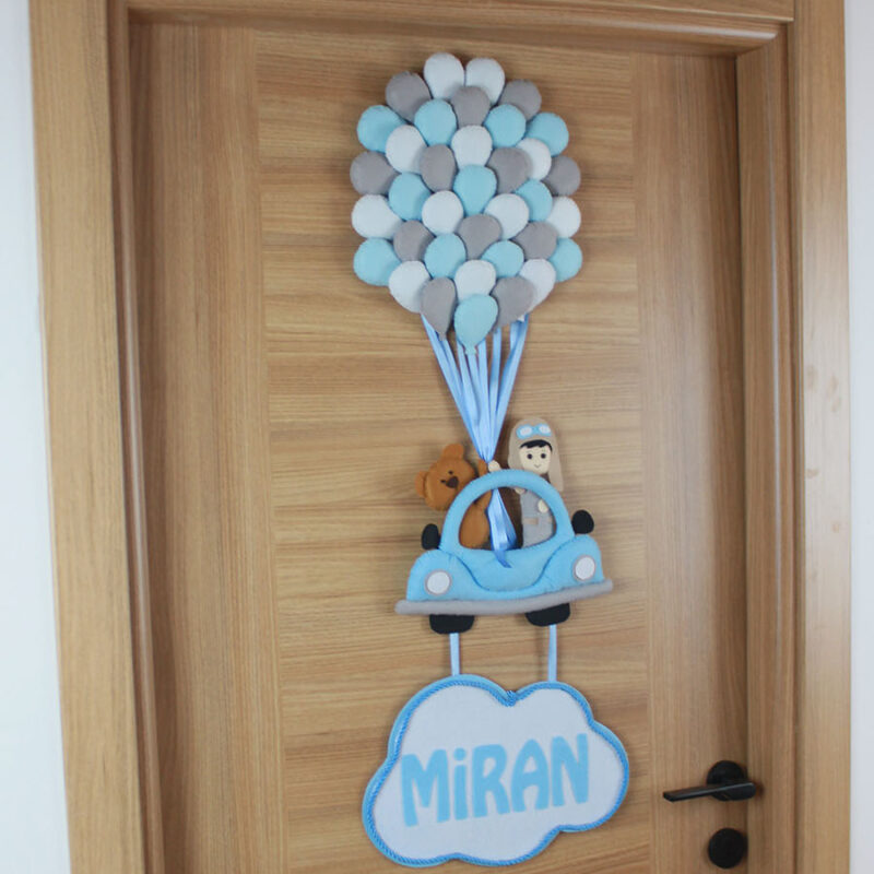 Mavi, gri ve beyaz keçe balon demeti detayı