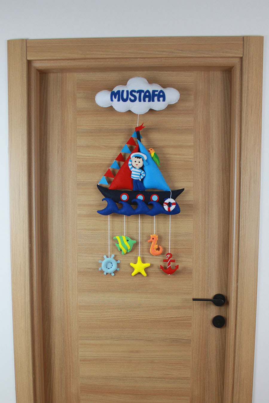 Mustafa isimli denizci yelkenli keçe bebek kapı süsü