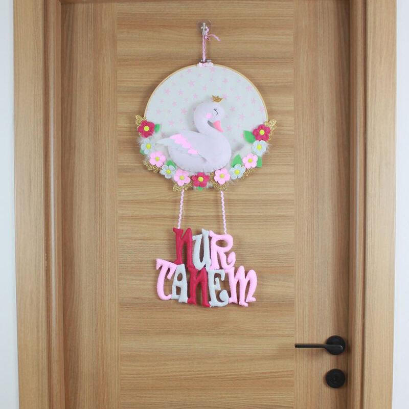 Nur Tanem isimli kuğulu çiçekli keçe bebek kapı süsü